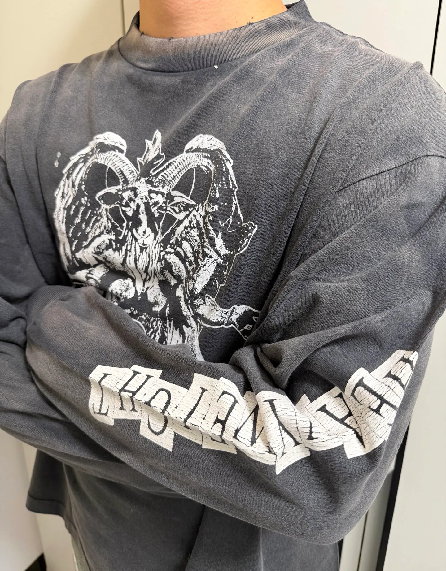 SAINT Mxxxxxx LS TEE/HEAVY WEIGHT/BLK sheep head devil distressed long sleeves, washed black S-XL 25 autumn and winter latest style, cylindrical side seam fabric, heavy wash water, faded and distressed, top printing technology, distressed crack treatment, correct version, original consistent main mark/washed mark/little angel anti-counterfeiting mark, hand-splashed ink graffiti, wormhole wear, top purchasing agent level